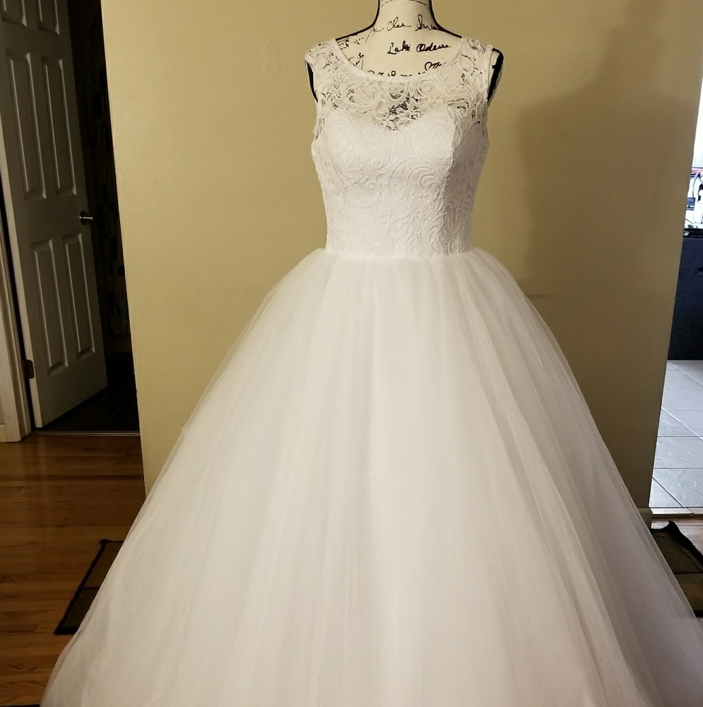 Beautiful modern European wedding dress size 10